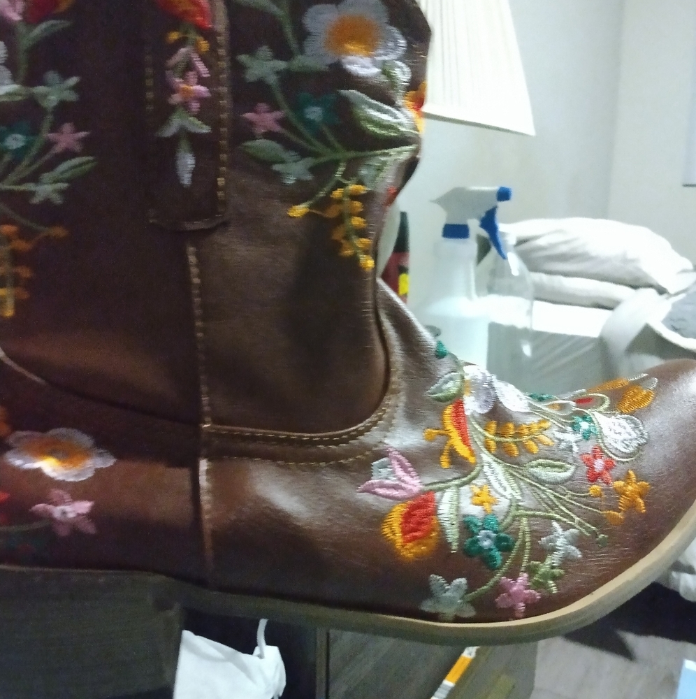 Boots no brand name